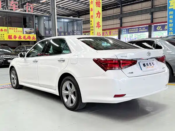 Toyota Crown 2016