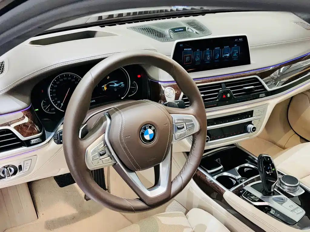 BMW 7 Series 2017 — фото 11