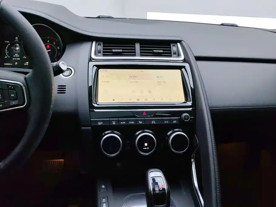 Jaguar E-PACE 2019 — фото 13