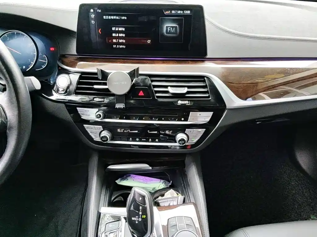 BMW 5 Series 2018 — фото 20