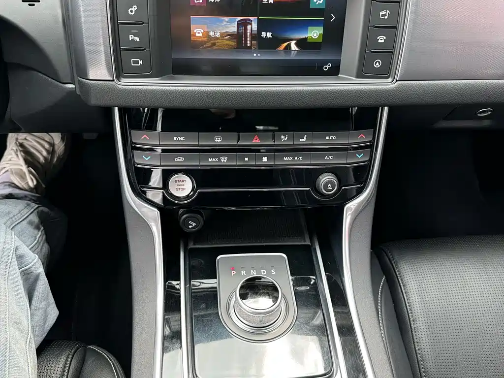 Jaguar XF 2016 — фото 15