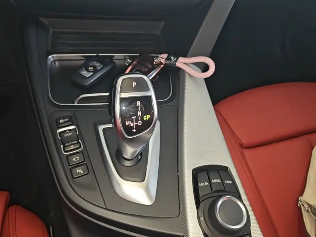 BMW 3 Series 2019 — фото 10