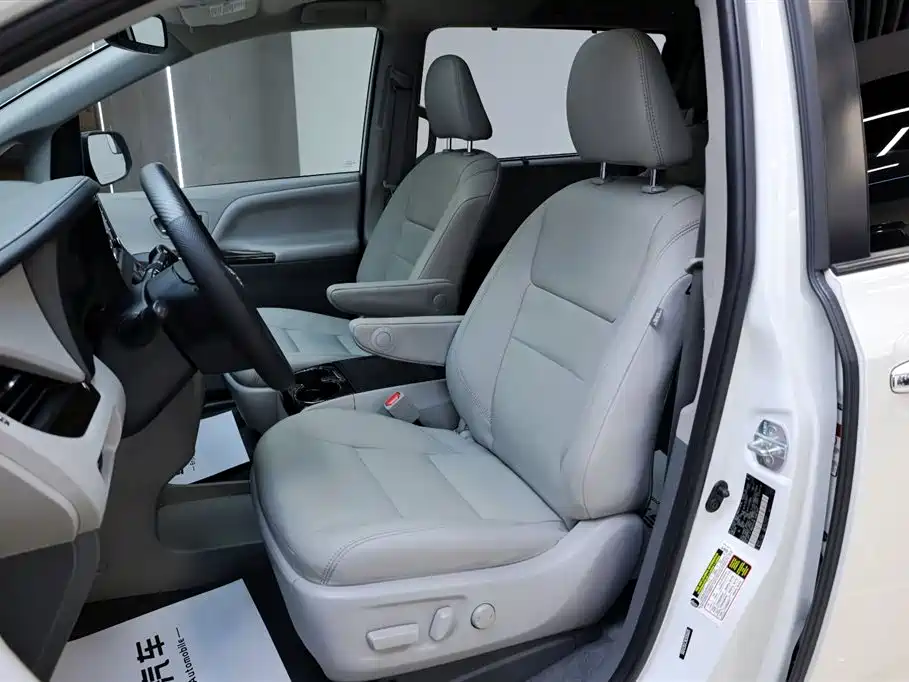 Toyota Sienna 2020 — фото 24
