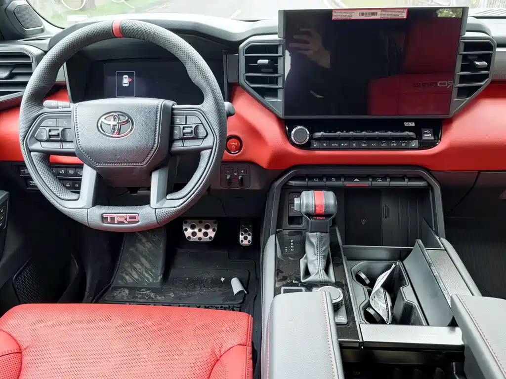 Toyota Sequoia — фото 12