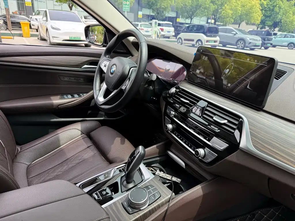 BMW 5 Series 2023 — фото 10