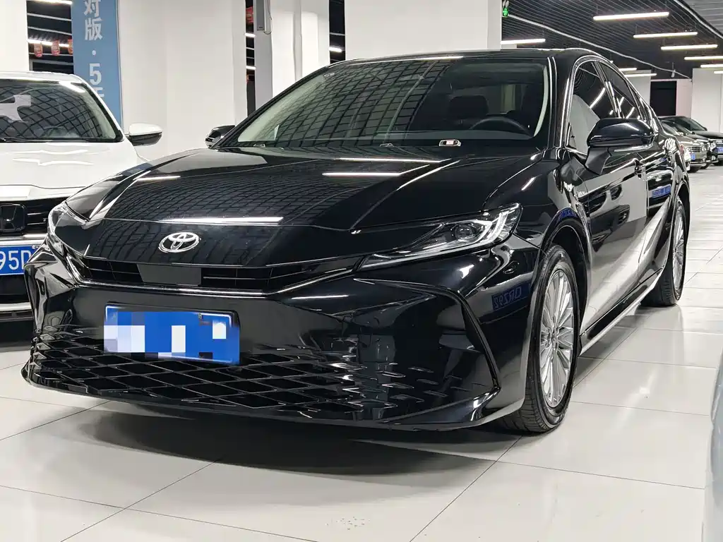 Toyota Camry 2024 — фото 1
