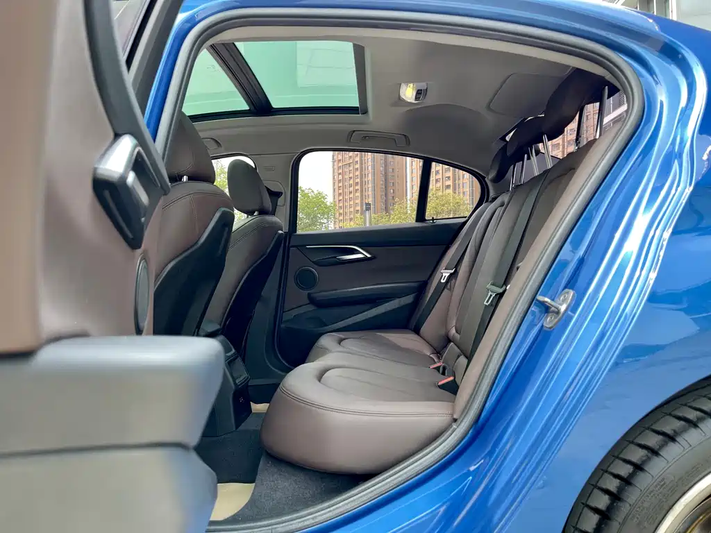 BMW 1 Series 2019 — фото 11