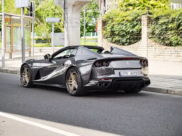 Ferrari 812 2023