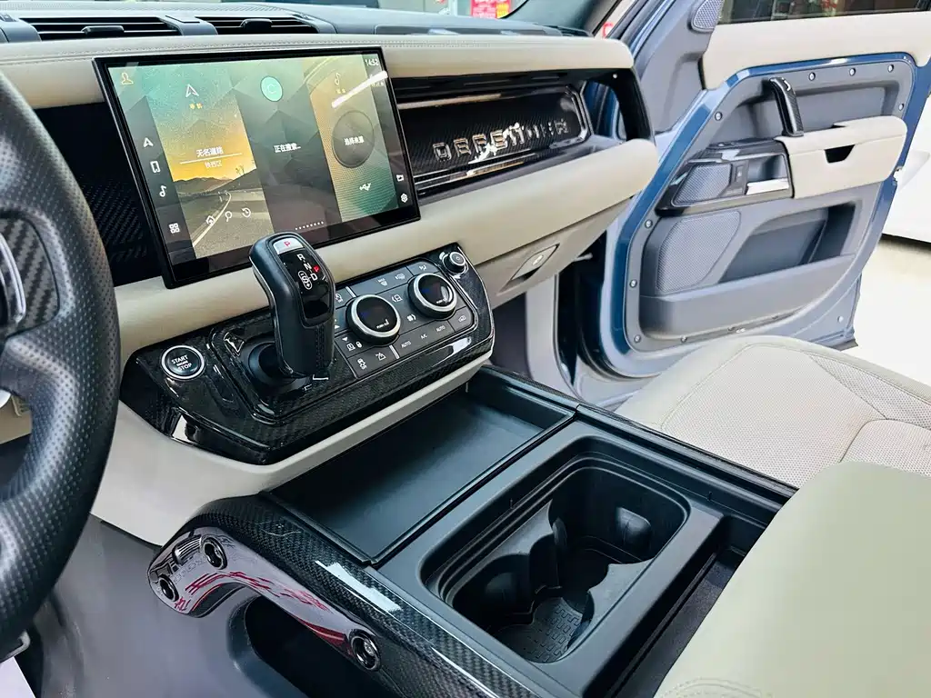 Land Rover Defender 2021 — фото 17