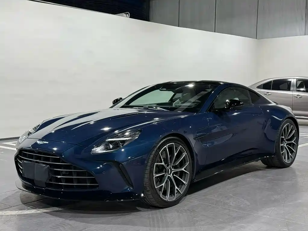 Aston Martin V8 Vantage 2024 — фото 1
