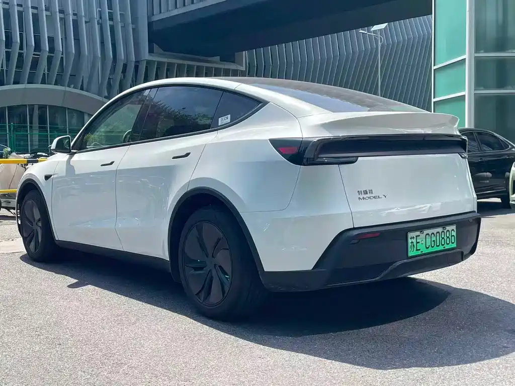 Tesla Model Y 2025 — фото 9