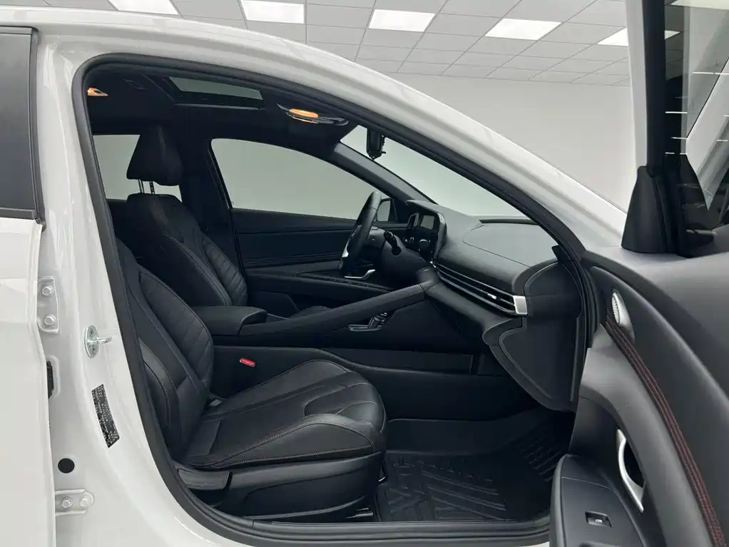Hyundai Elantra 2023 — фото 15