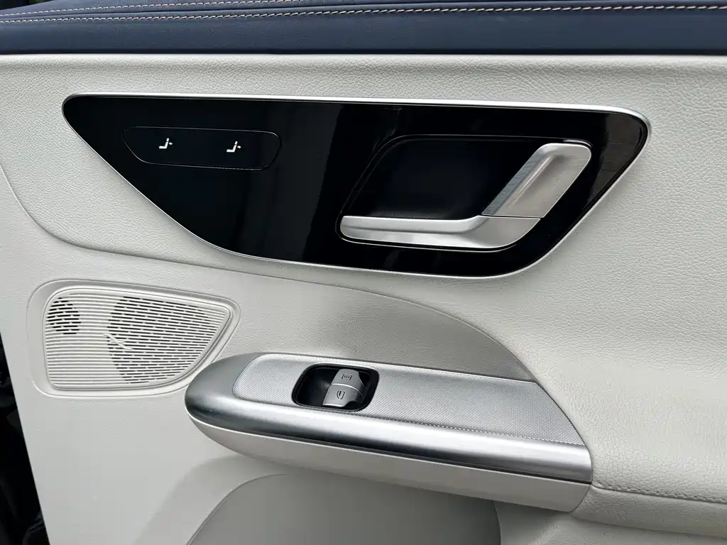 Mercedes-Benz EQE SUV 2023 — фото 14