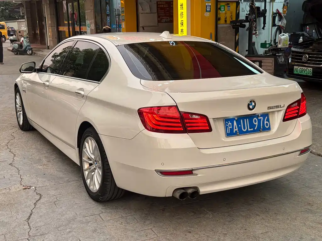 BMW 5 Series 2015 — фото 11