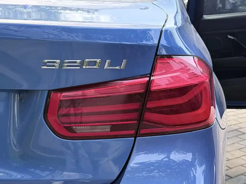 BMW 3 Series 2018 — фото 12