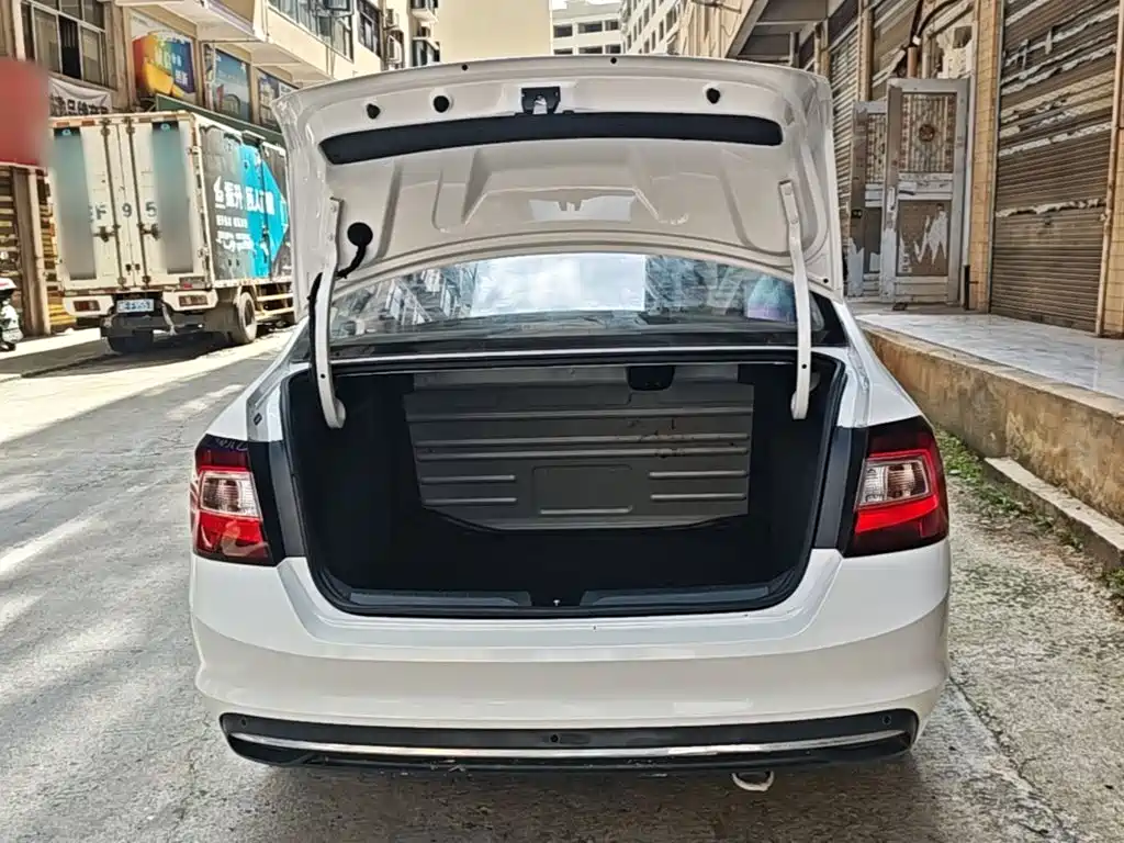 Skoda Rapid 2018 — фото 19