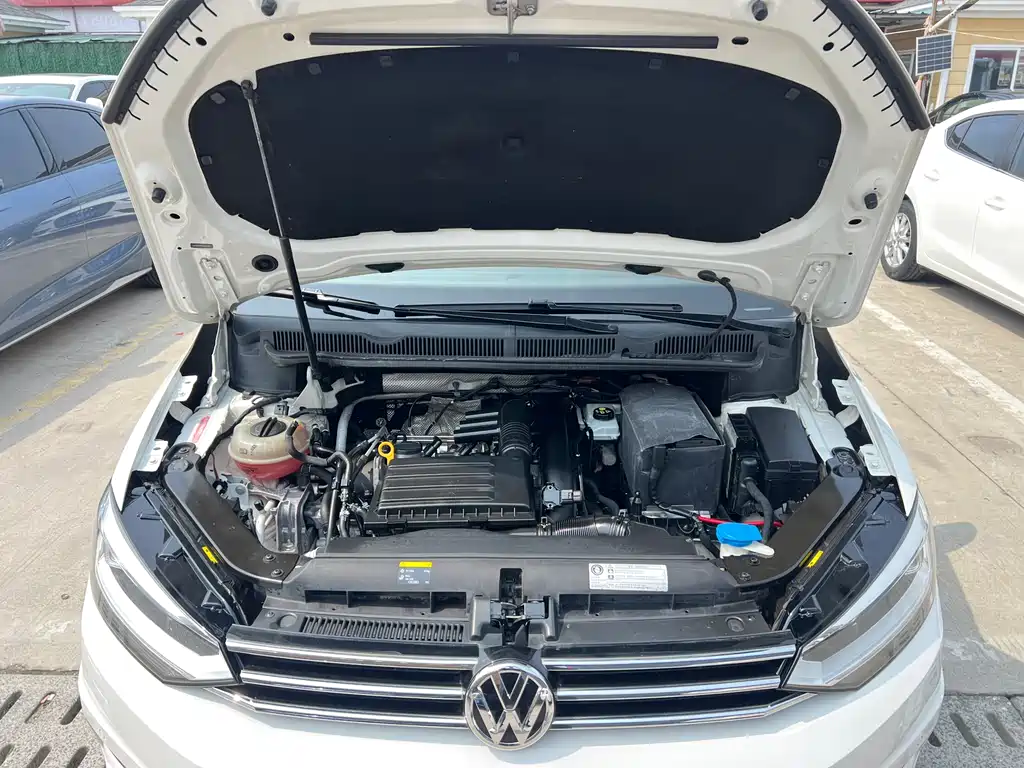 Volkswagen Touran 2017 — фото 25