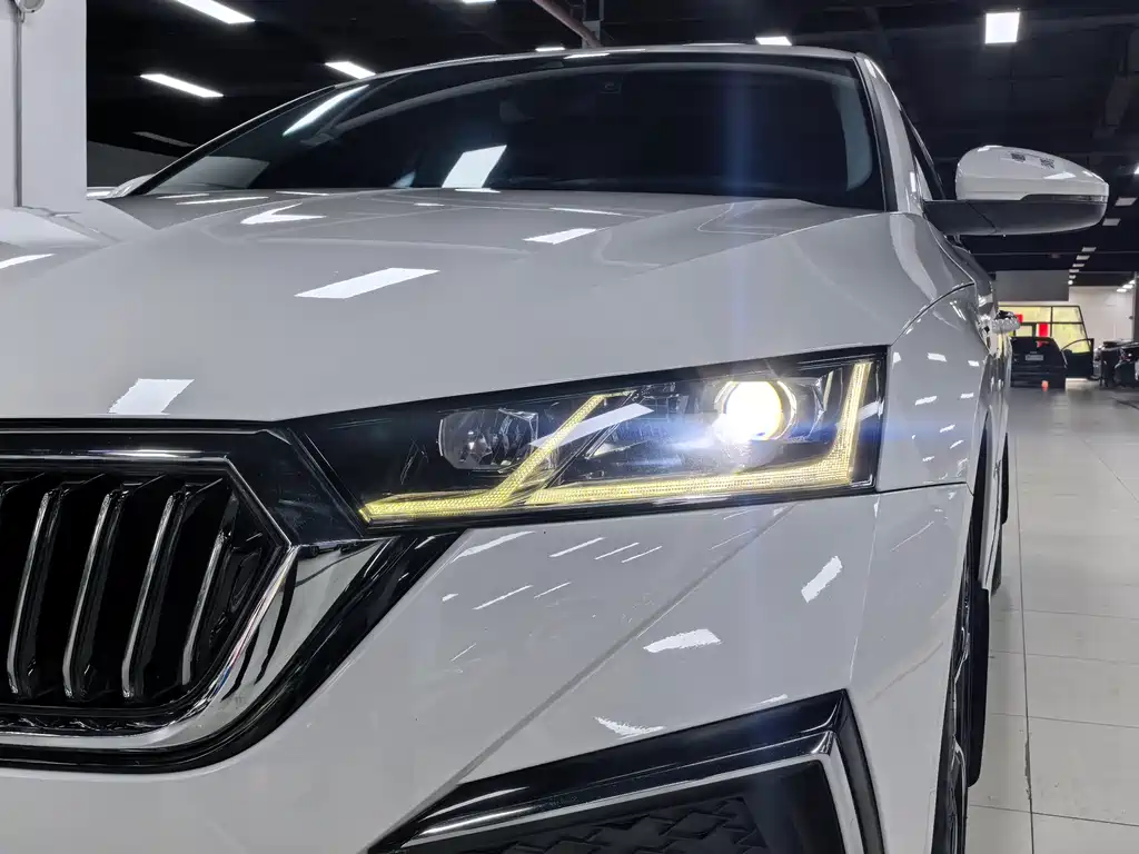 Skoda Octavia 2022 — фото 4