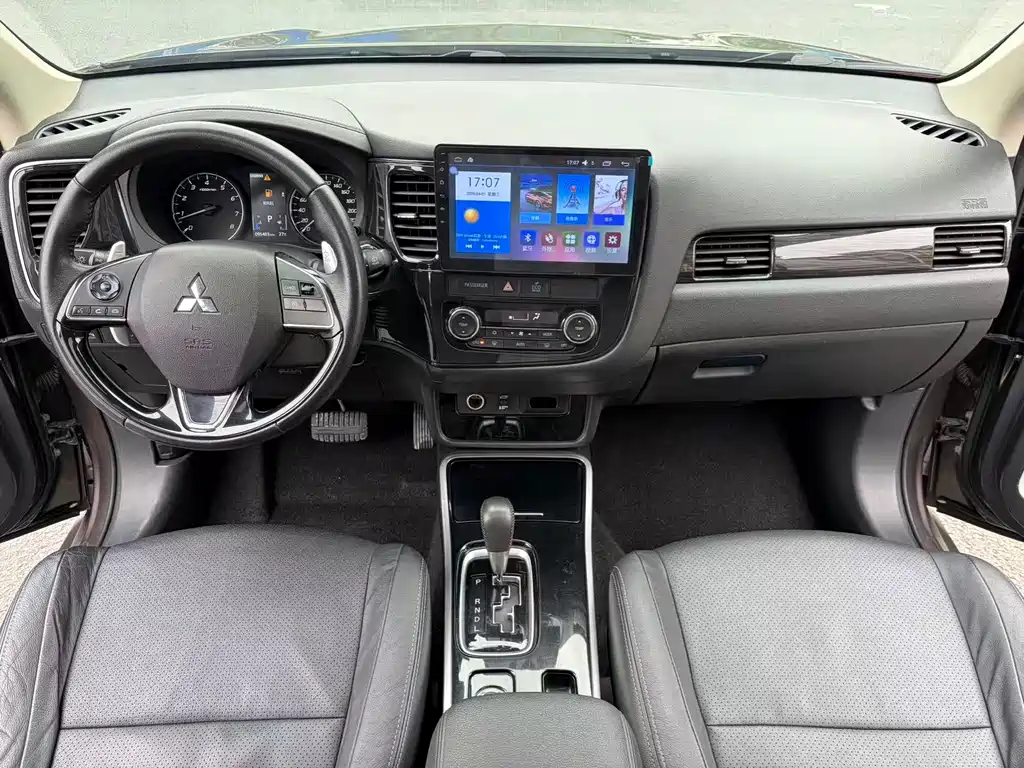 Mitsubishi Outlander 2018 — фото 12