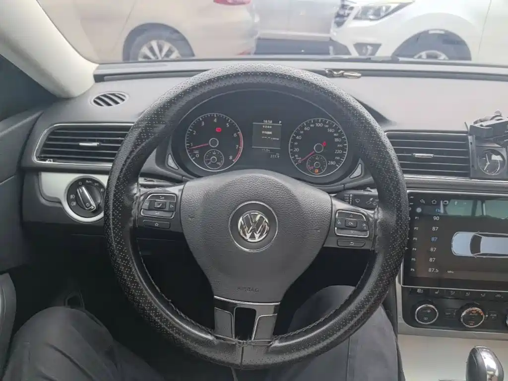 Volkswagen Passat 2014 — фото 11