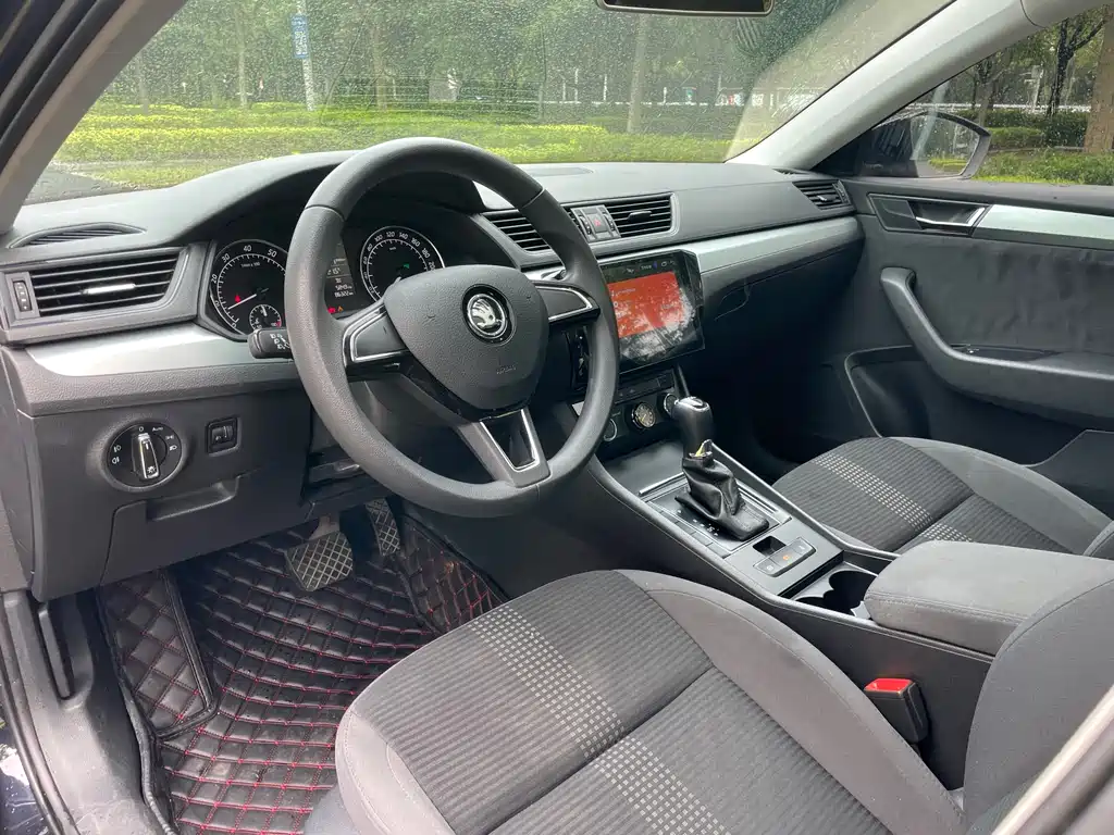 Skoda Superb 2018 — фото 14