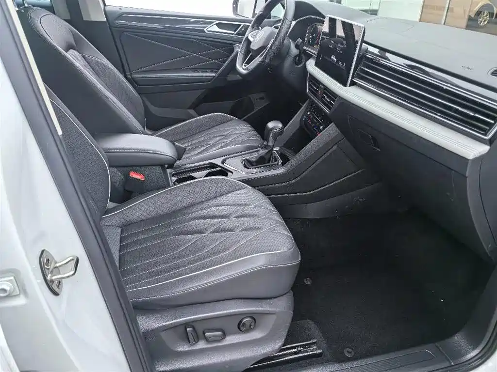 Volkswagen Tiguan L 2023 — фото 15