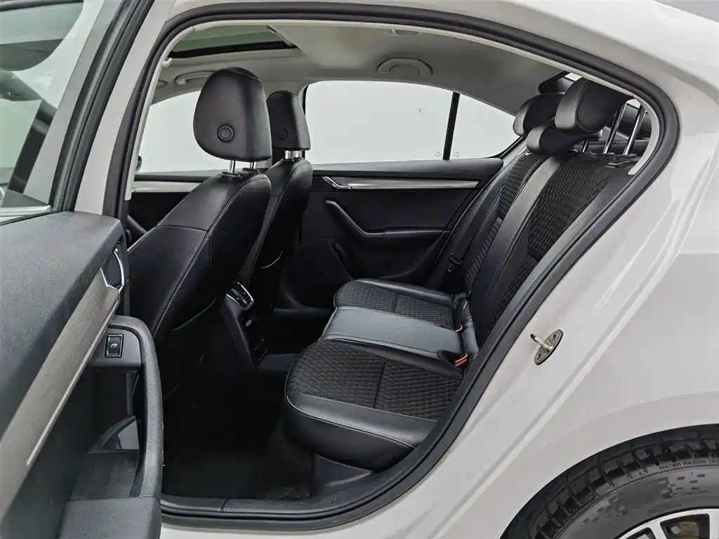 Skoda Octavia 2019 — фото 15