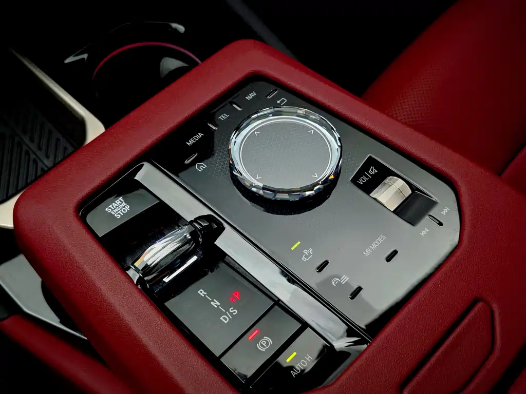 BMW 5 Series 2025 — фото 14