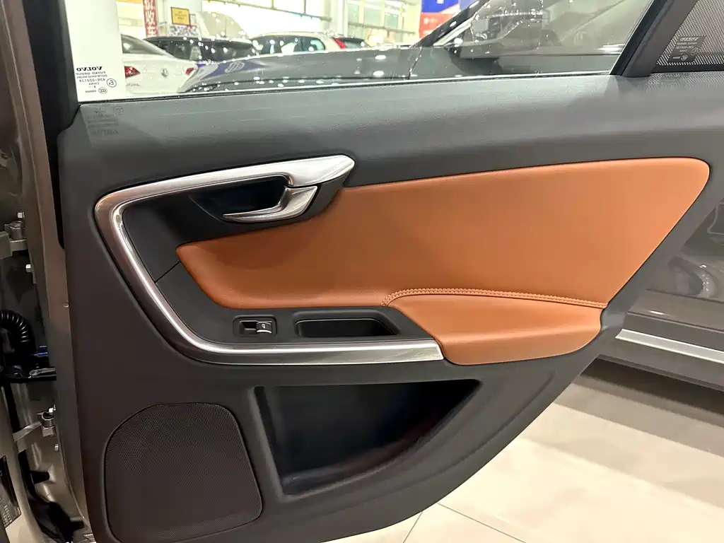 Volvo S60 2018 — фото 15