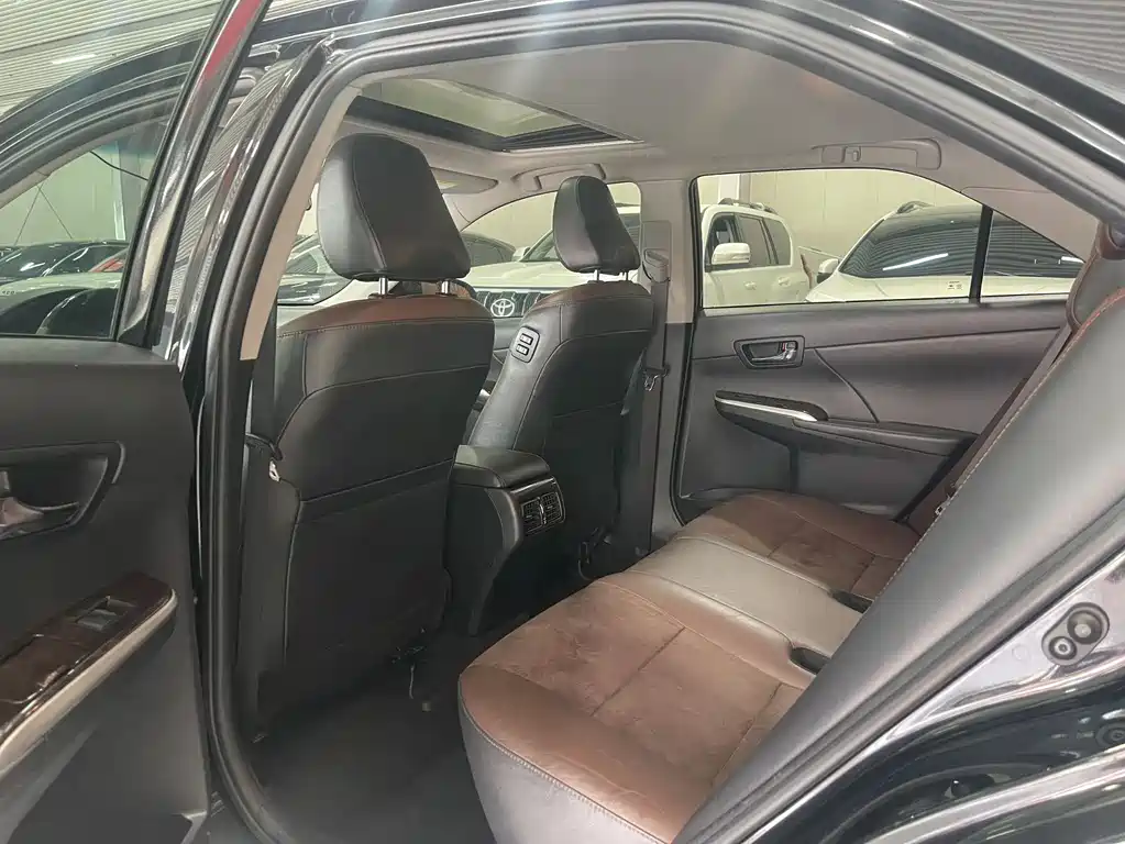 Toyota Camry 2017 — фото 12