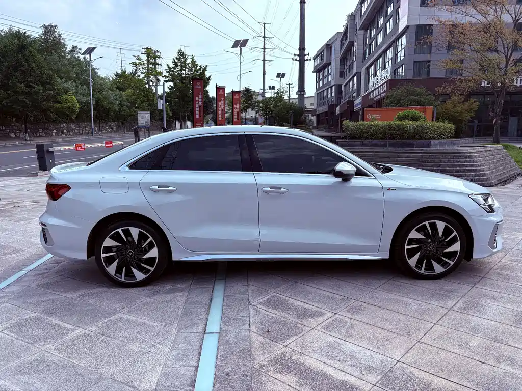 Audi A3 2023 — фото 17
