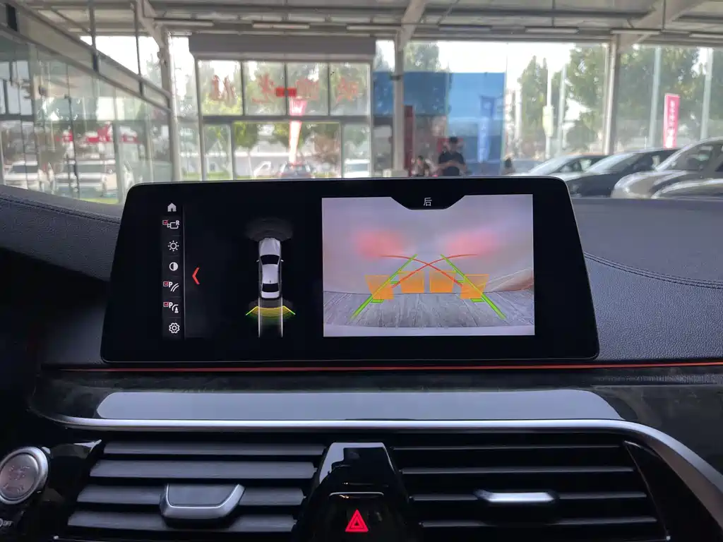 BMW 5 Series 2018 — фото 13