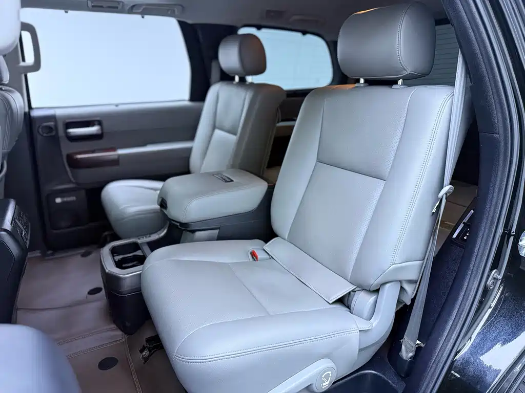 Toyota Sequoia 2011 — фото 15
