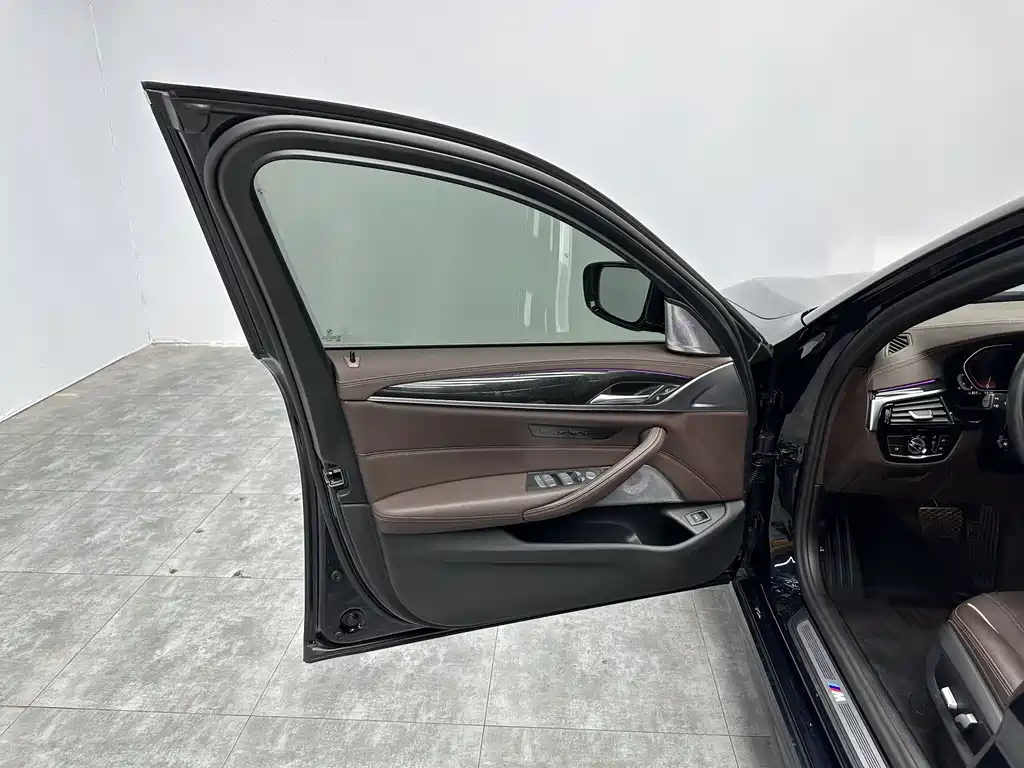 BMW 5 Series 2023 — фото 14