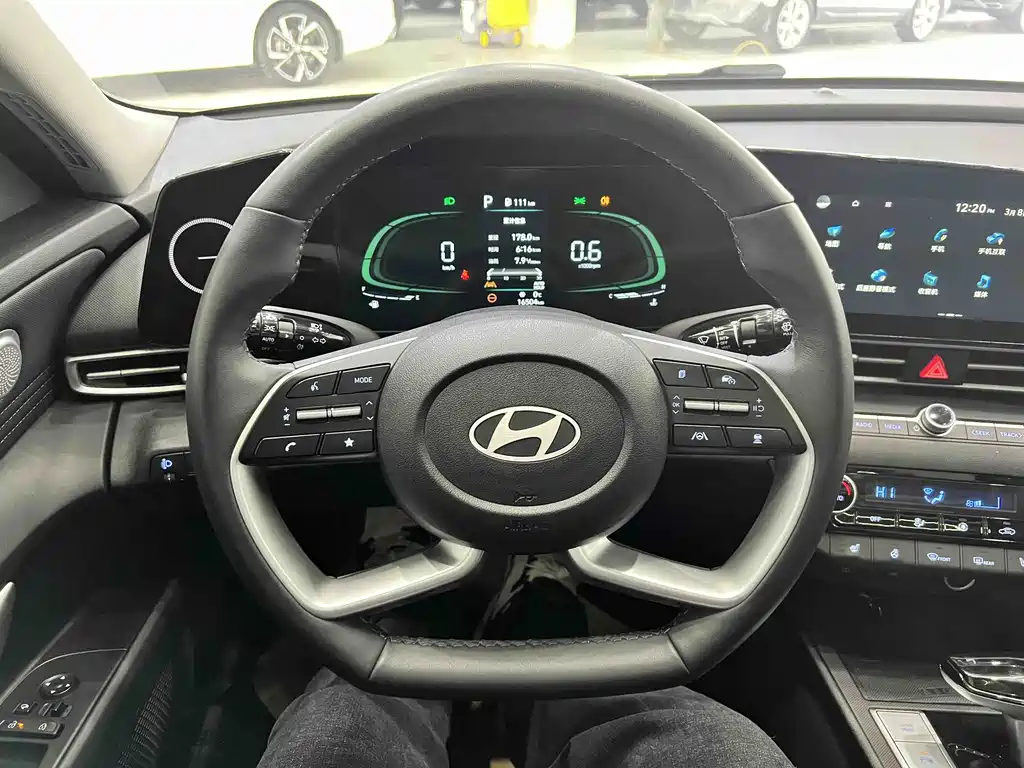 Hyundai Elantra 2023 — фото 10