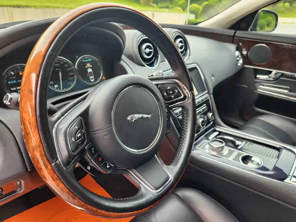 Jaguar XJ 2012 — фото 22
