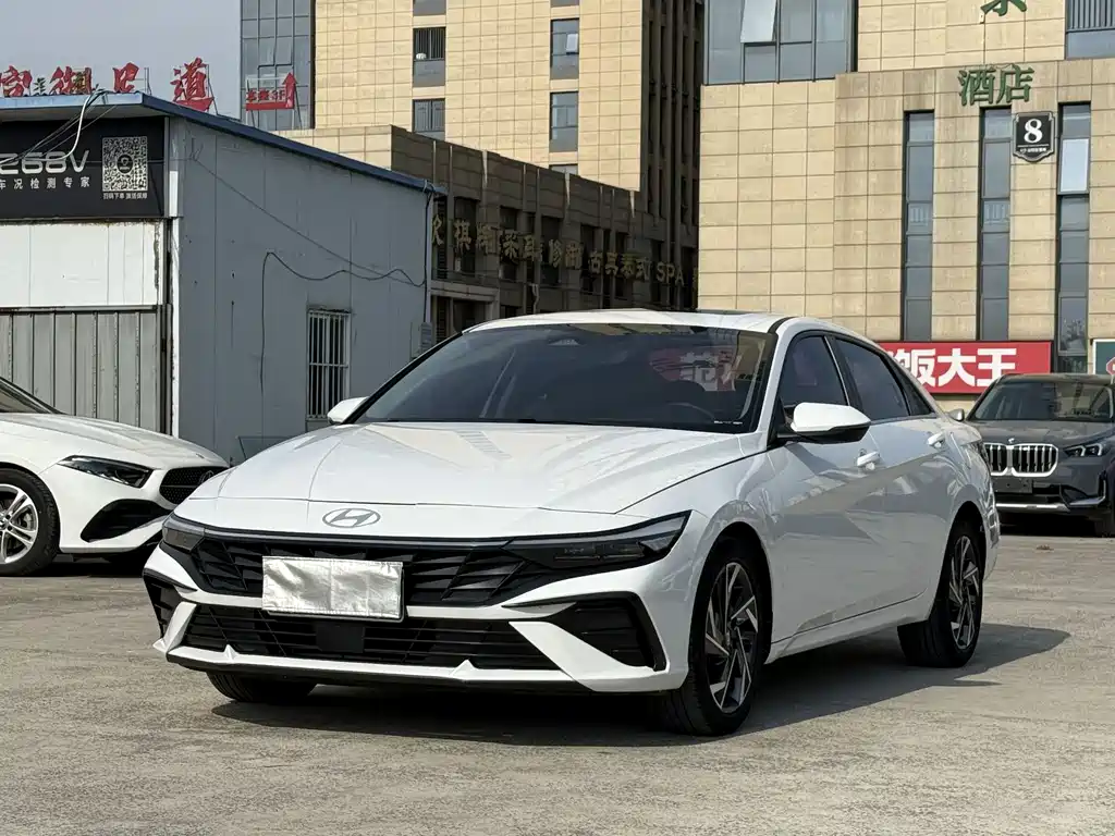 Hyundai Elantra 2023 — фото 1
