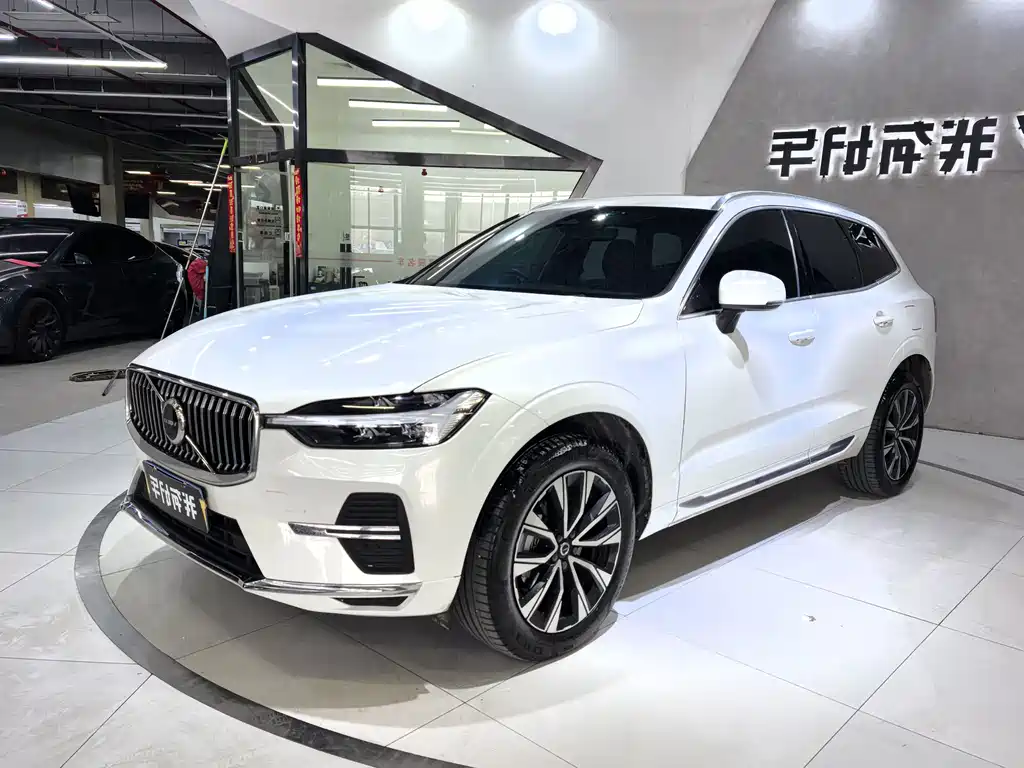 Volvo XC60 2023 — фото 1