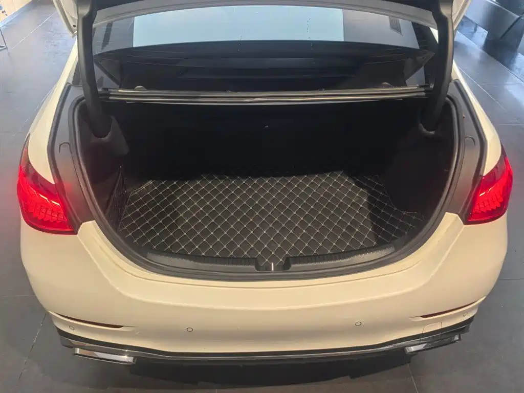 Mercedes-Benz C-Class 2025 — фото 12