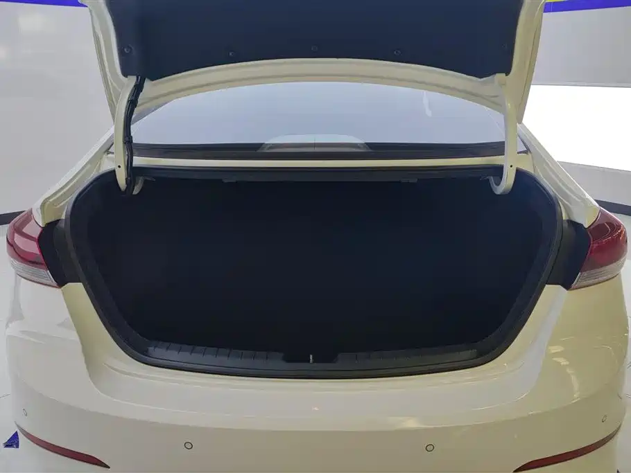 Hyundai Elantra 2018 — фото 4
