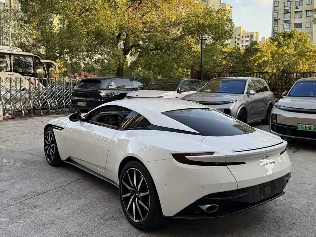 Aston Martin DB11 2019 — фото 6