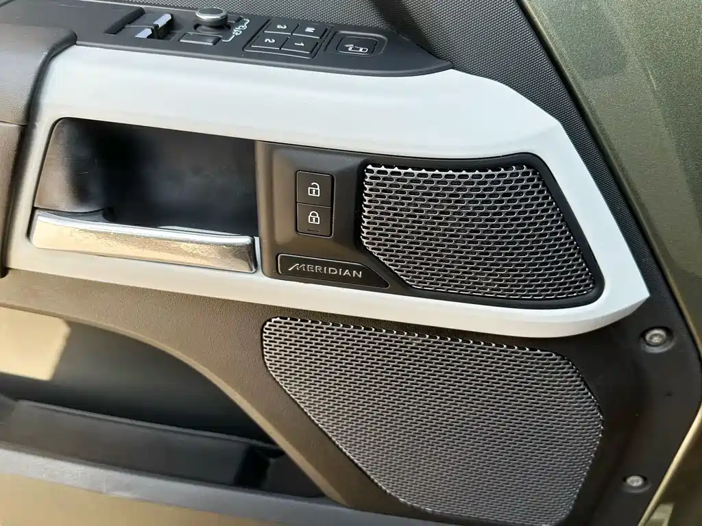 Land Rover Defender 2022 — фото 11