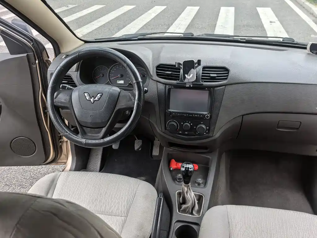 Wuling Hongguang 2015 — фото 11