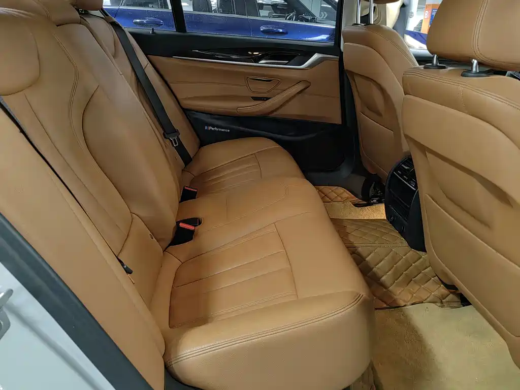 BMW 5 Series 2018 — фото 13