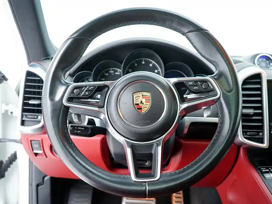 Porsche Cayenne 2017 — фото 16