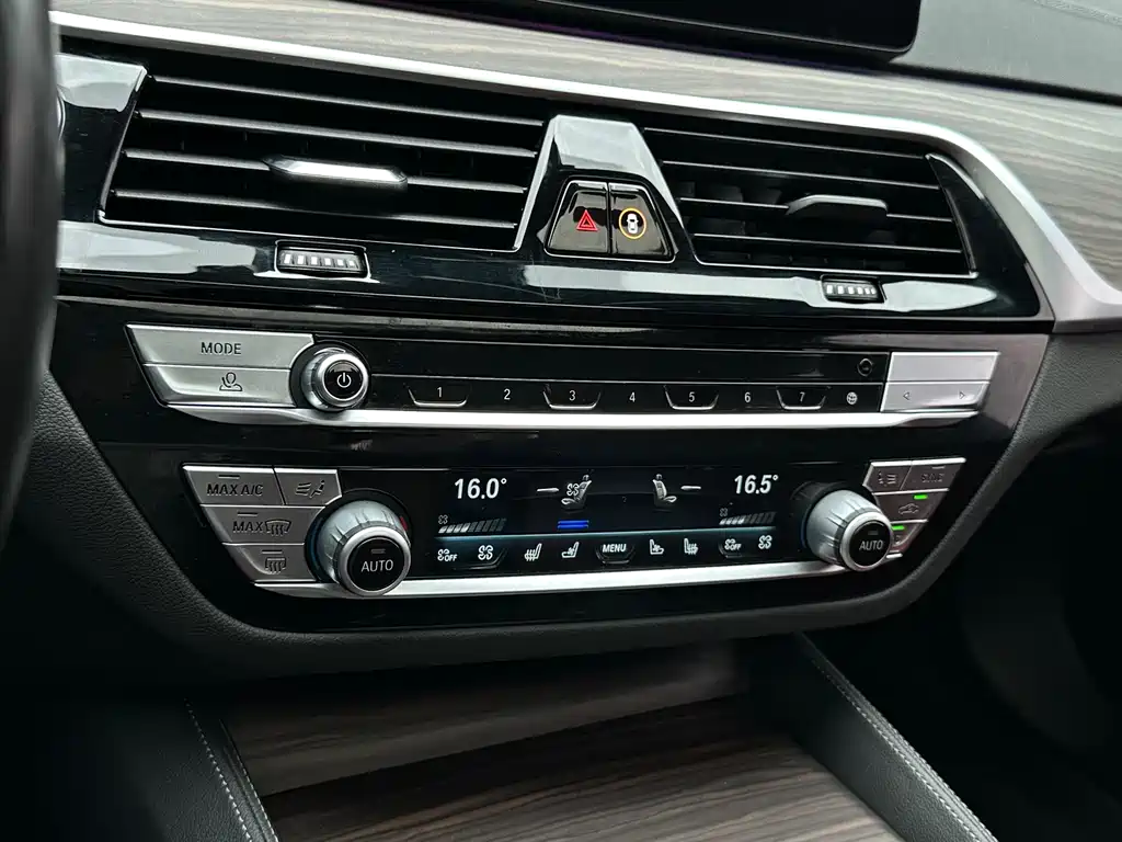 BMW 5 Series 2022 — фото 33