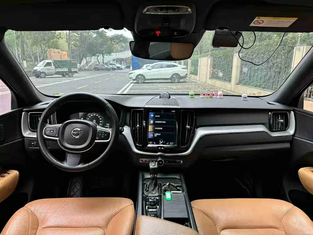 Volvo XC60 2018 — фото 9