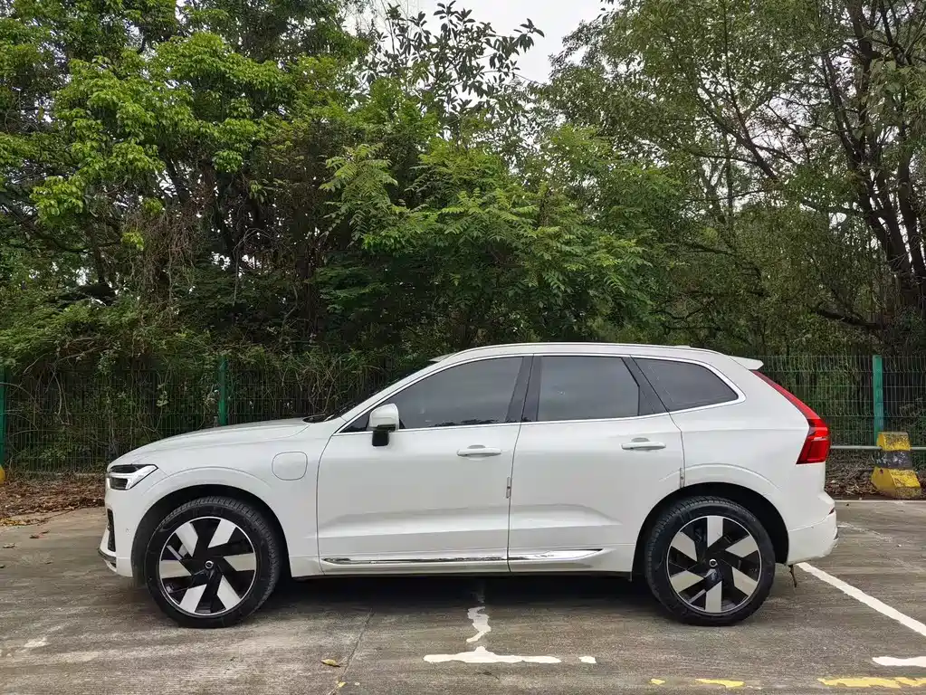 Volvo XC60 PHEV 2024 — фото 3