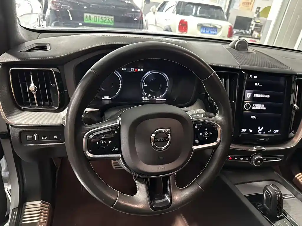 Volvo XC60 Plug-In Hybrid 2021 — фото 8
