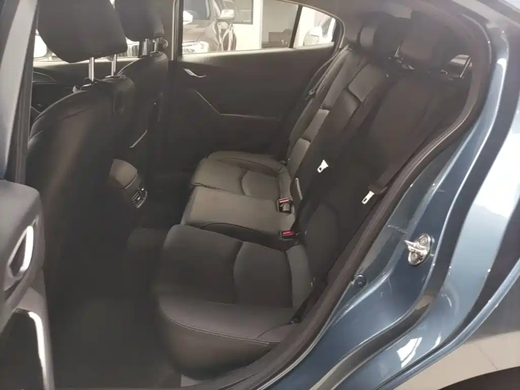 Mazda 3 Axela 2018 — фото 17